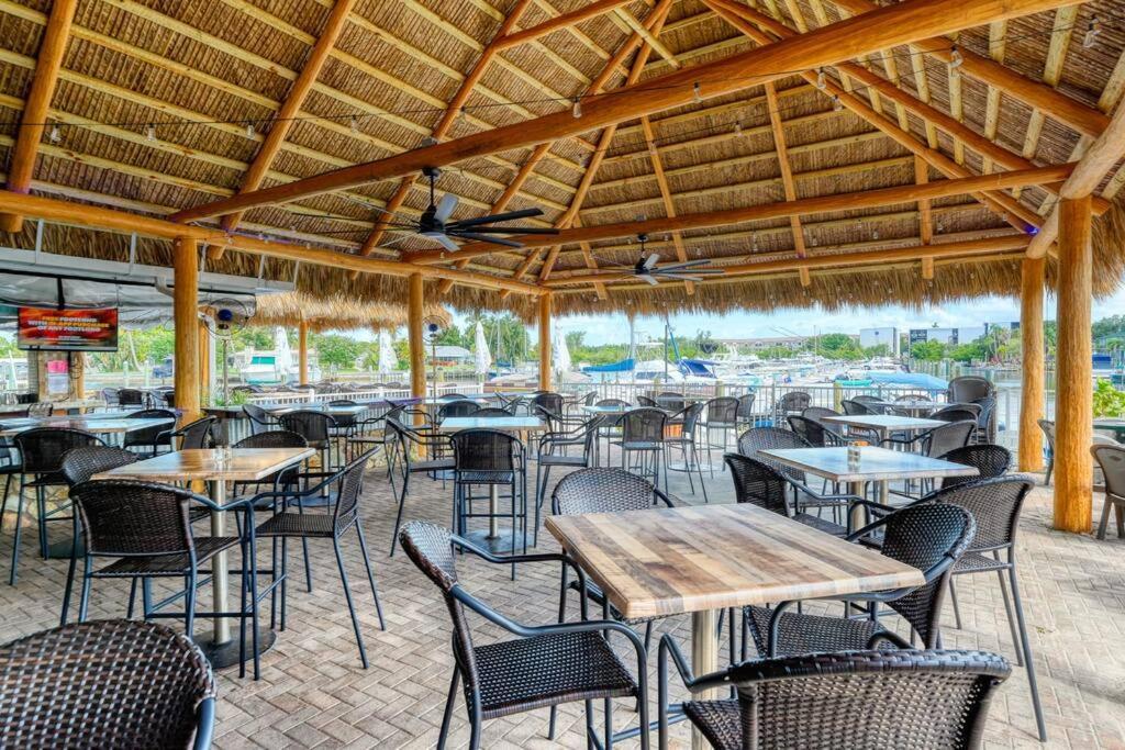 Waterfront, Pool, Tiki Bar & Grill, Gym, Location! Apartment Sarasota Exterior photo
