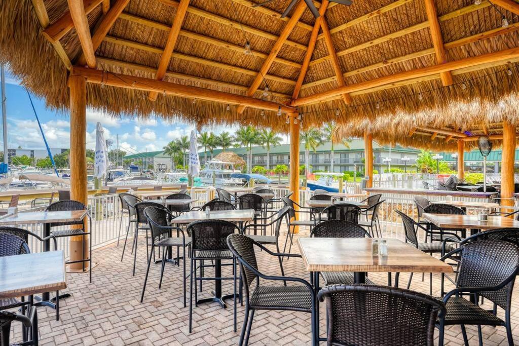 Waterfront, Pool, Tiki Bar & Grill, Gym, Location! Apartment Sarasota Exterior photo