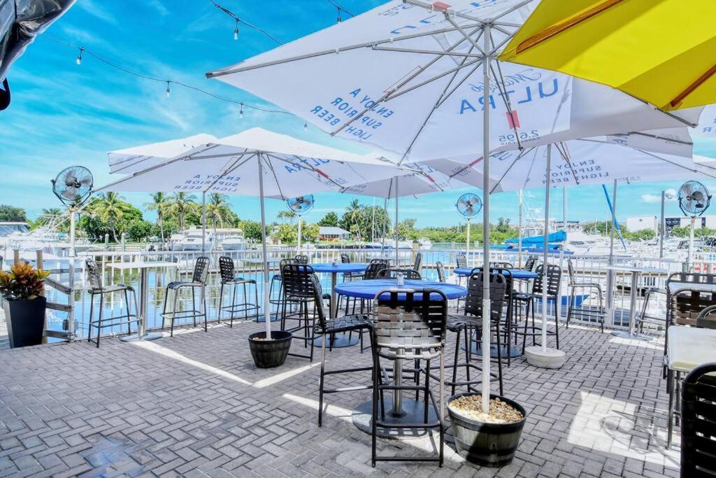 Waterfront, Pool, Tiki Bar & Grill, Gym, Location! Apartment Sarasota Exterior photo