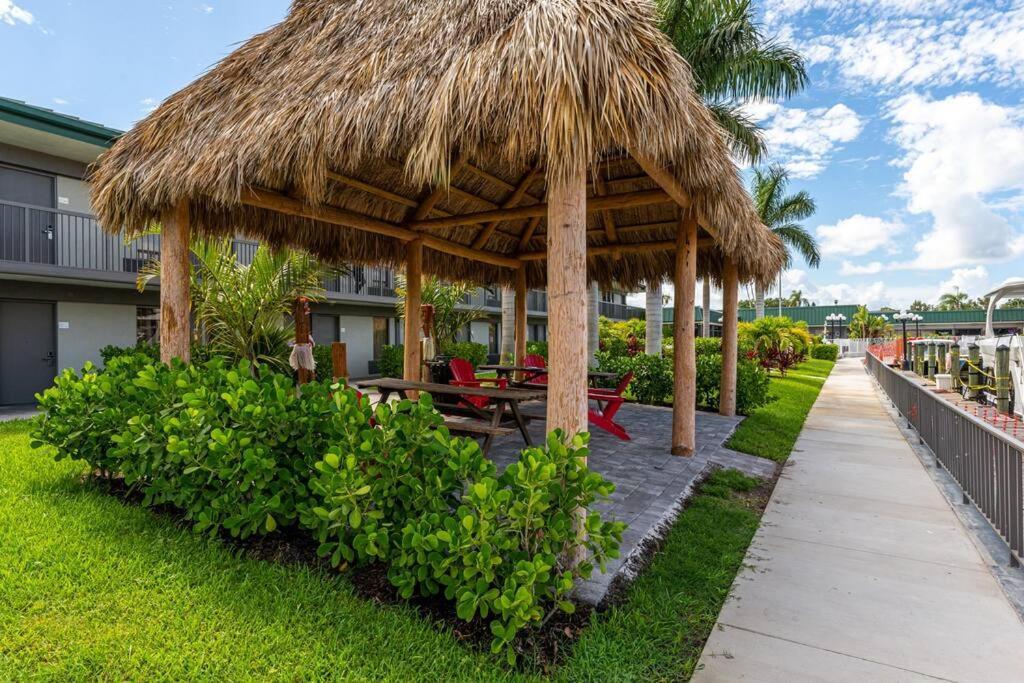 Waterfront, Pool, Tiki Bar & Grill, Gym, Location! Apartment Sarasota Exterior photo